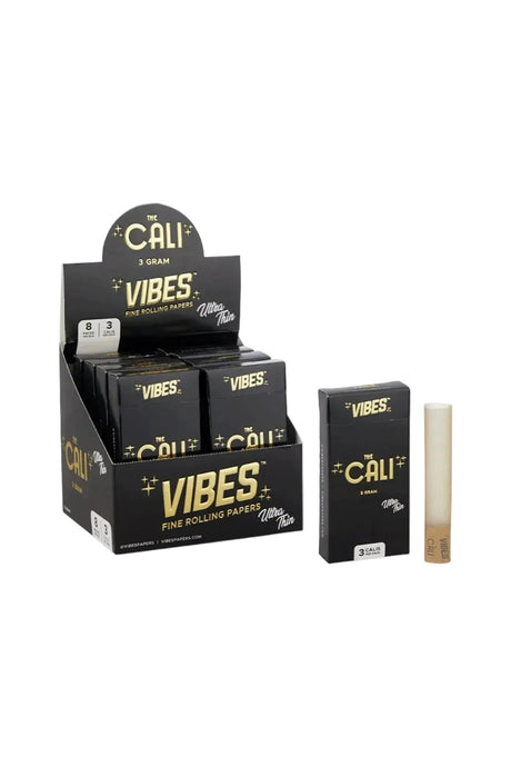 Présentoir de cônes préroulés The Cali by VIBES de 3 grammes en mélange Ultra Thin, huit pochettes de trois cônes.