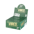 Boîte présentoir de carnets de feuilles à rouler VIBES King Size Slim avec filtres en mélange Organic Hemp, emballage vert.
