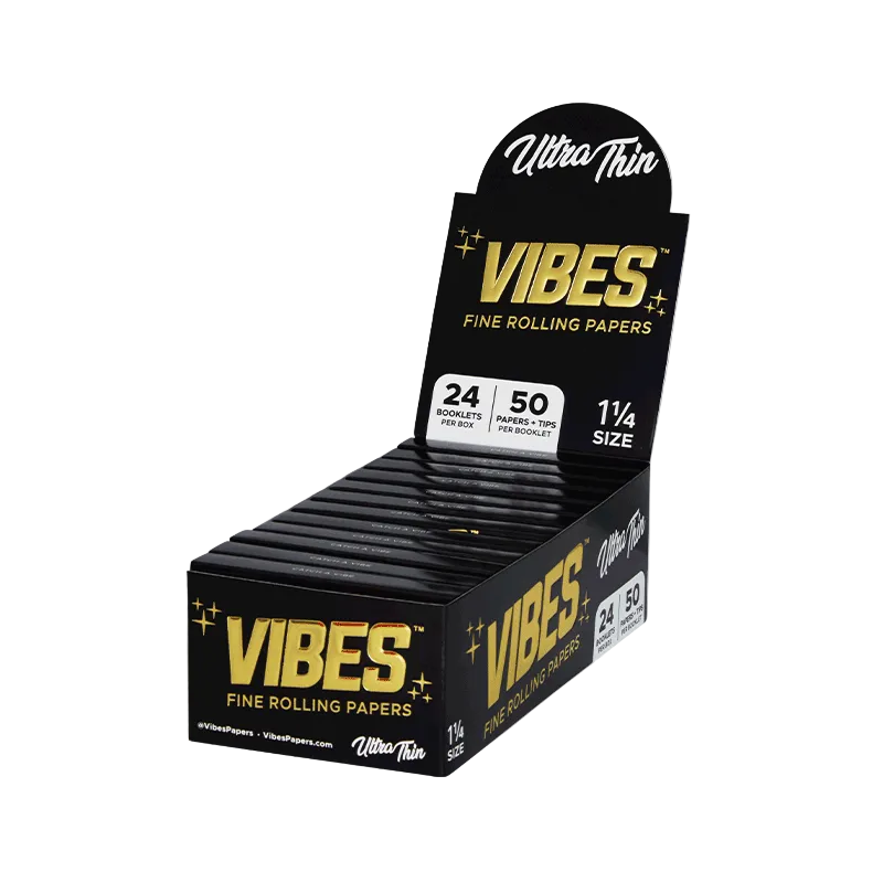 Boîte présentoir de carnets de feuilles à rouler VIBES 1,25 pouce Ultra Thin avec filtres en carton, vue de trois quarts.