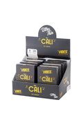 Emballage de cônes préroulés The Cali by VIBES d'un demi-gramme en mélange Ultra Thin, 8 pochettes de 20 cônes, emballage noir.